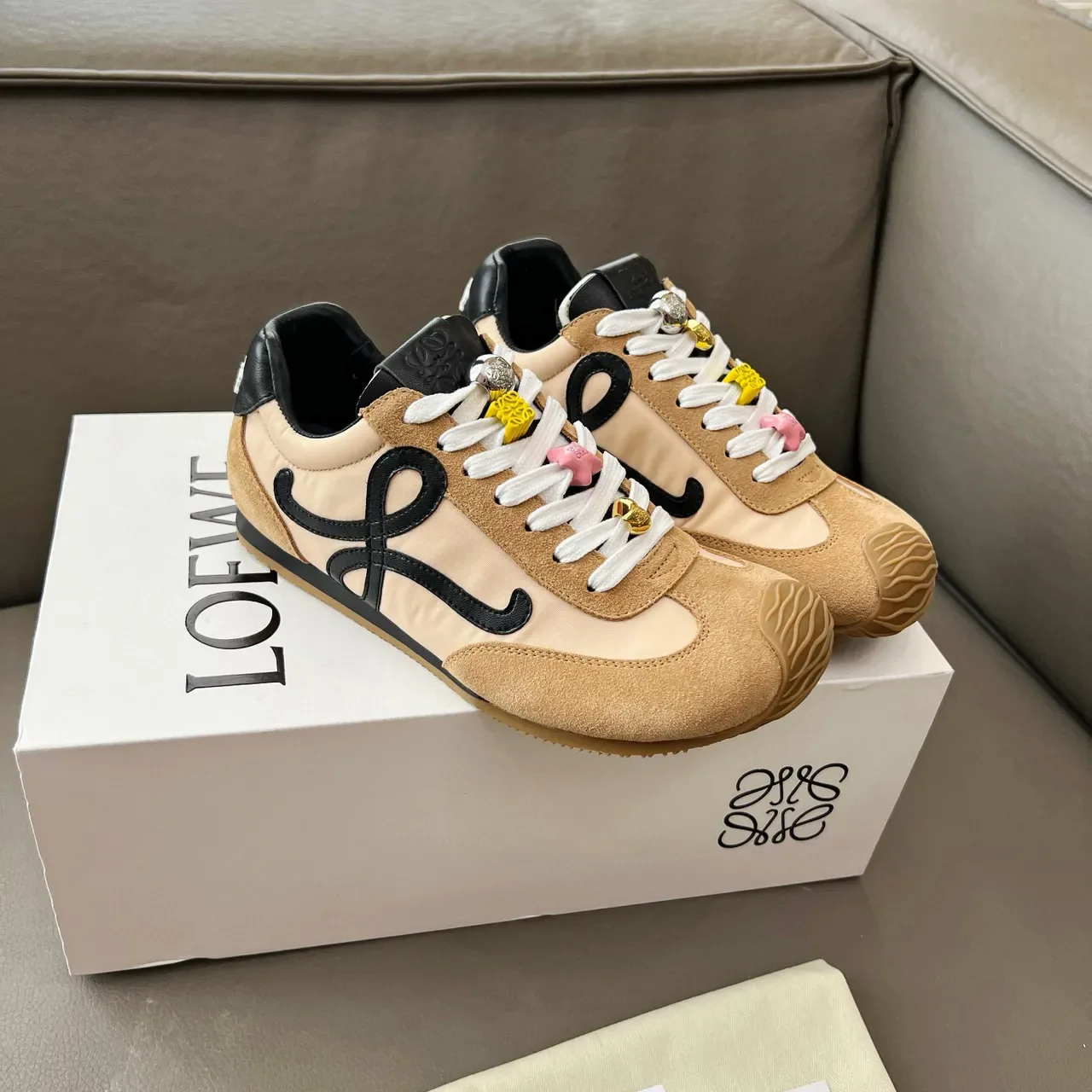 Loewe Flow Runner Beige Black Anagram Logo Sneakers style de vie 8