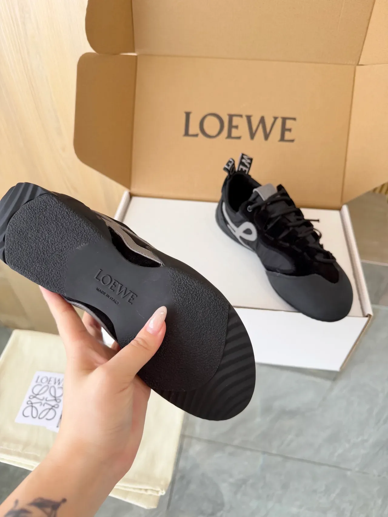 Loeve Flow Runner Black and Gray Anagram chaussures lifestyle 2