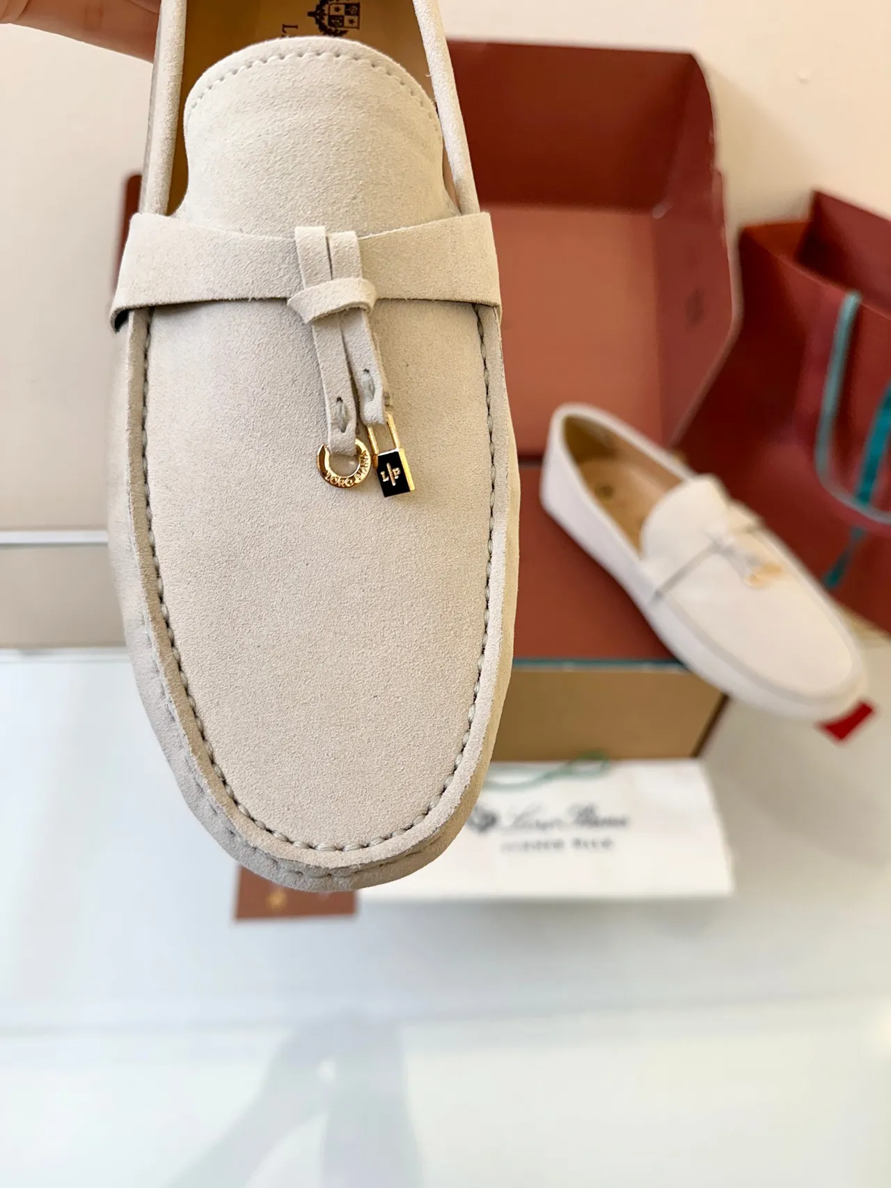 Loro Piana Mocassim com Borla Bege Camurça 2
