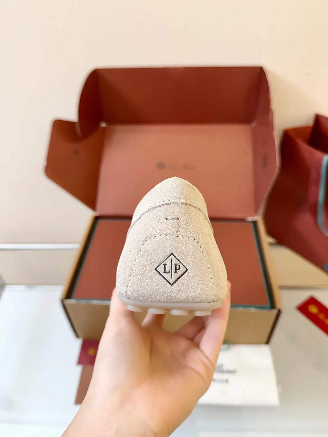 Loro Piana Mocassim com Borla Bege Camurça 3