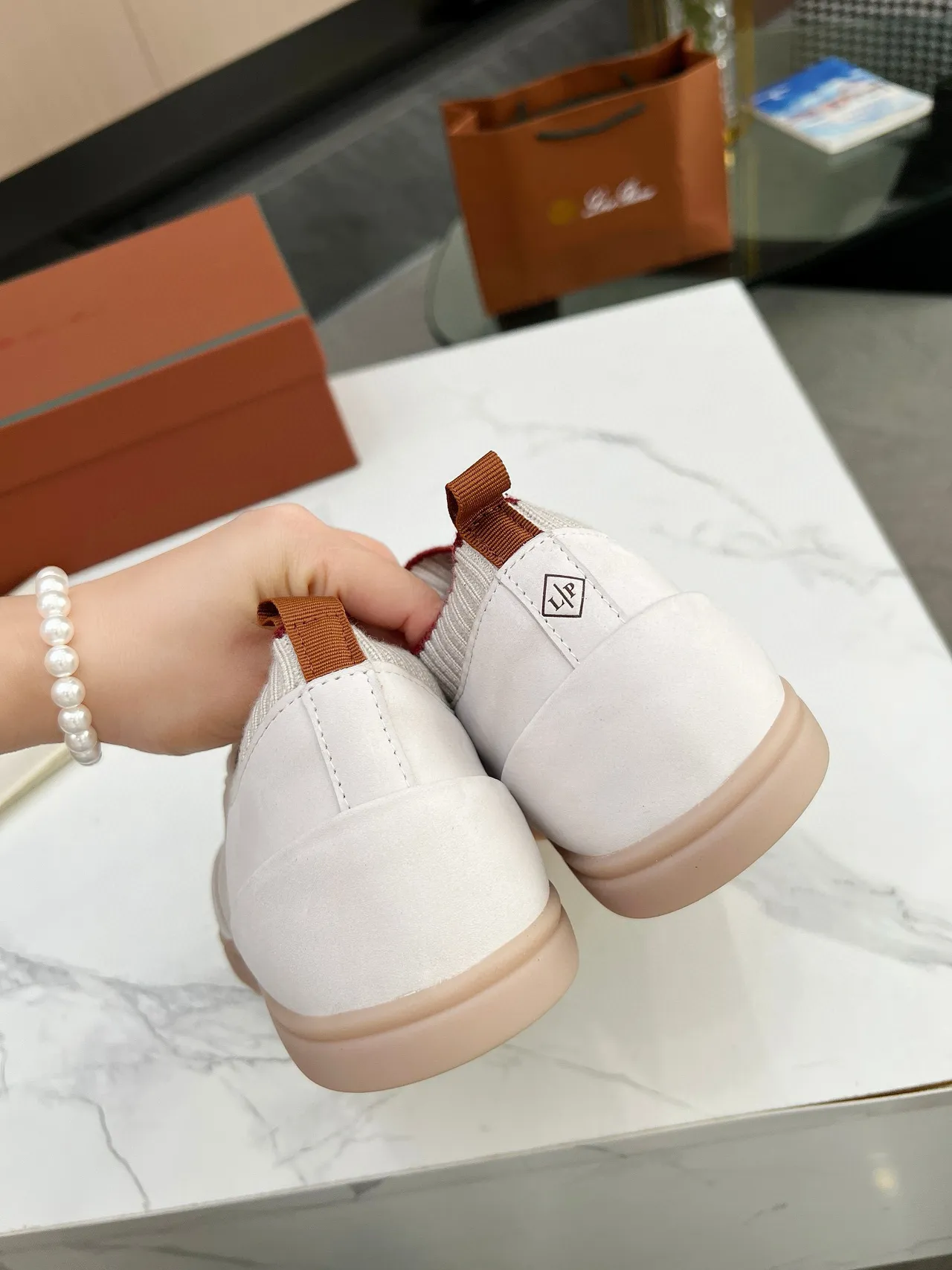 Loro Piana Chaussures Casuales en Daim à Col Tricoté Blanc 8