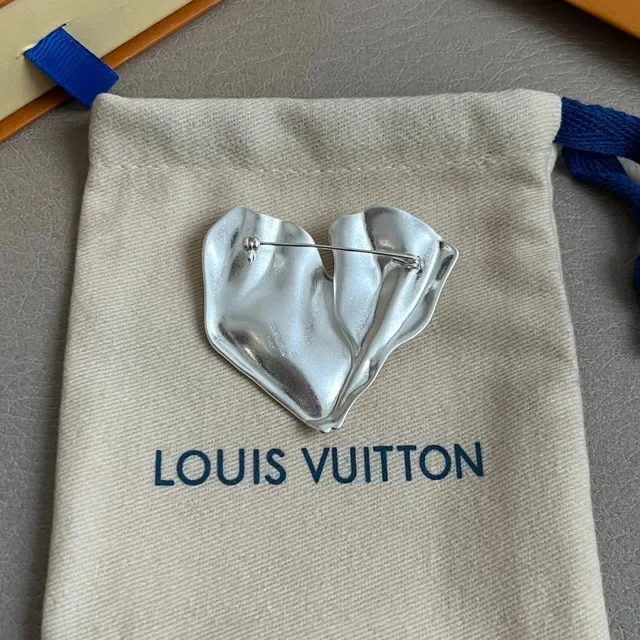 برودك Louis Vuitton Ami de Coeur على شكل قلب معدني 3