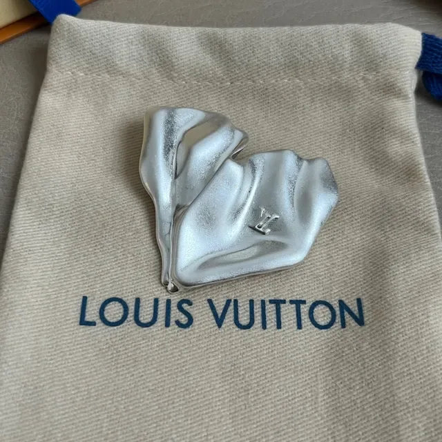 برودك Louis Vuitton Ami de Coeur على شكل قلب معدني 4
