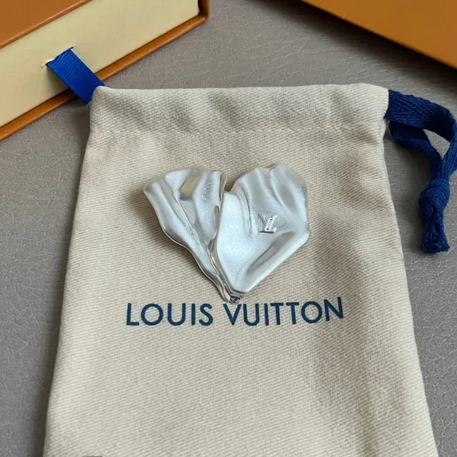 برودك Louis Vuitton Ami de Coeur على شكل قلب معدني 6