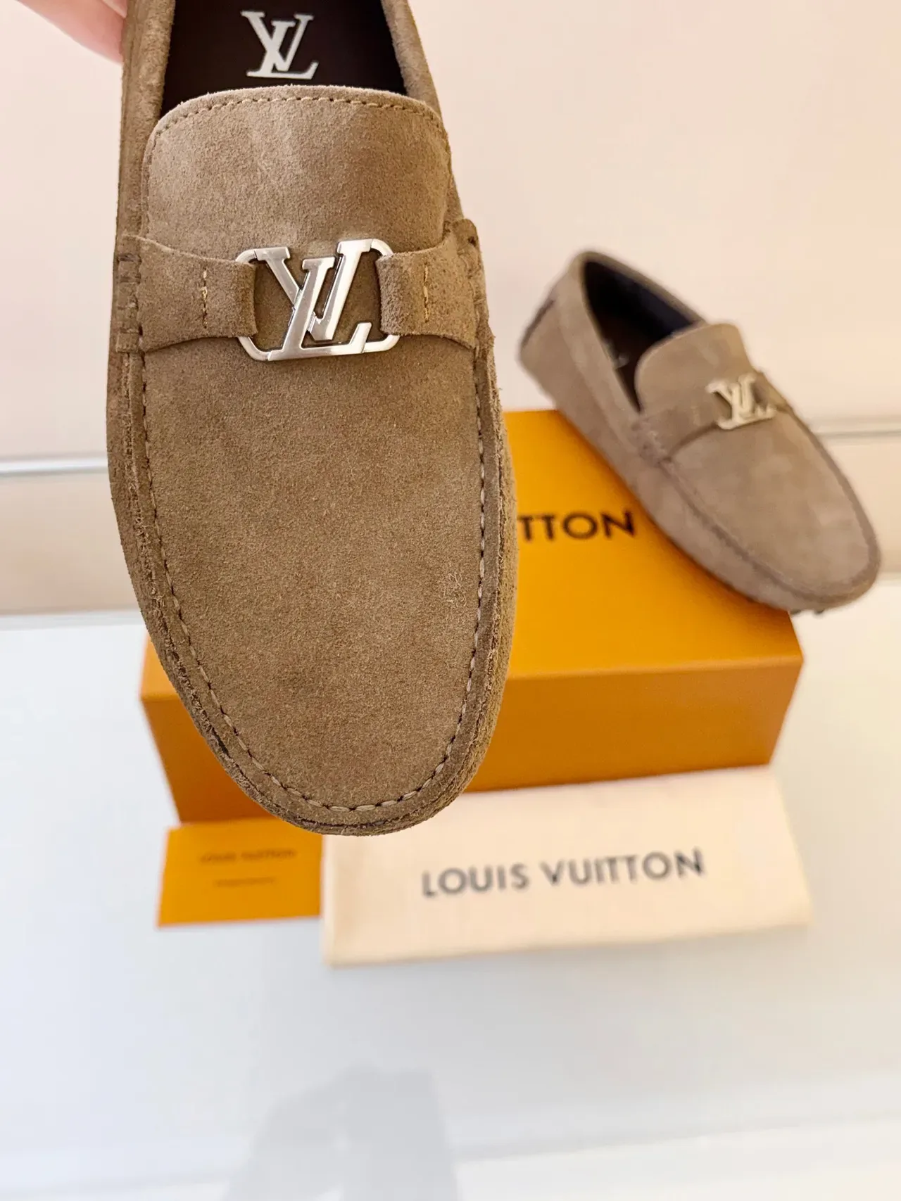 Louis Vuitton बेज ब्लैक सuede ऊपरी LV बकल स्ट्रैप लोअफर 3