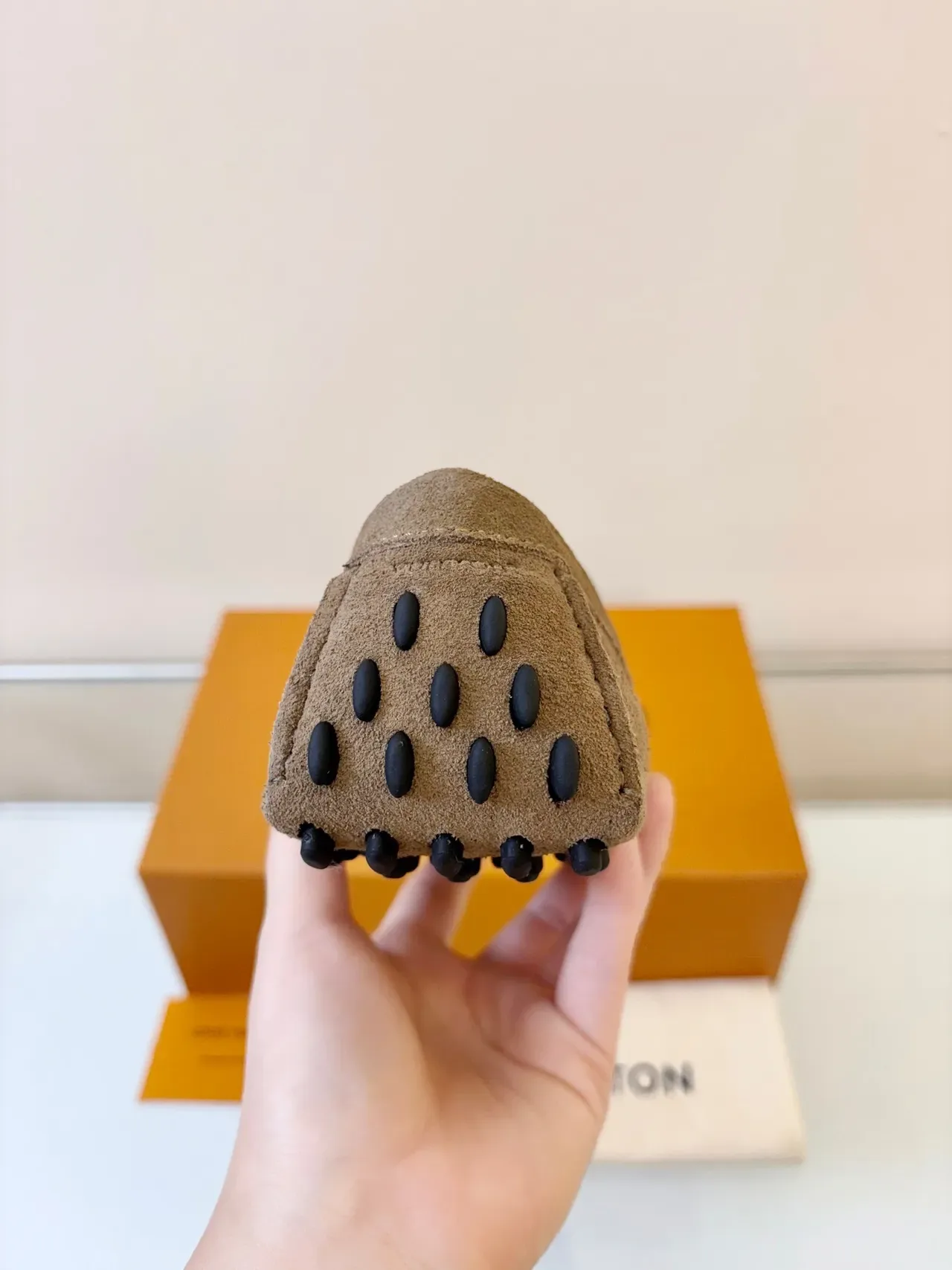 Louis Vuitton बेज ब्लैक सuede ऊपरी LV बकल स्ट्रैप लोअफर 4
