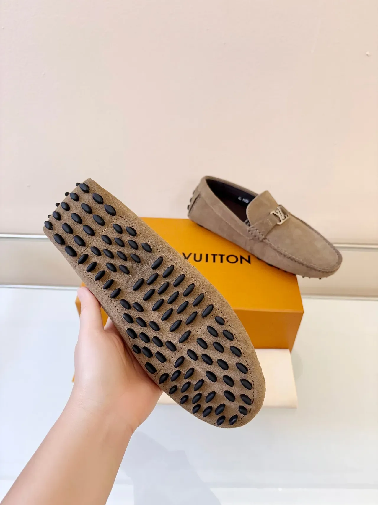 Louis Vuitton बेज ब्लैक सuede ऊपरी LV बकल स्ट्रैप लोअफर 5