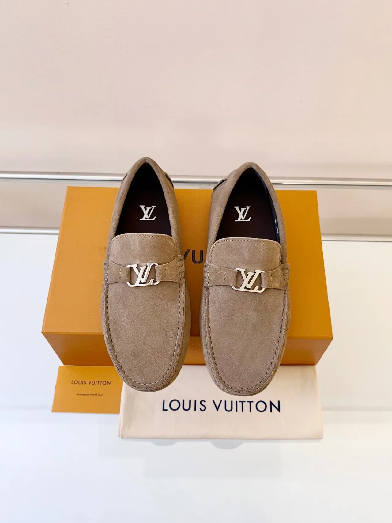 Louis Vuitton बेज ब्लैक सuede ऊपरी LV बकल स्ट्रैप लोअफर 6