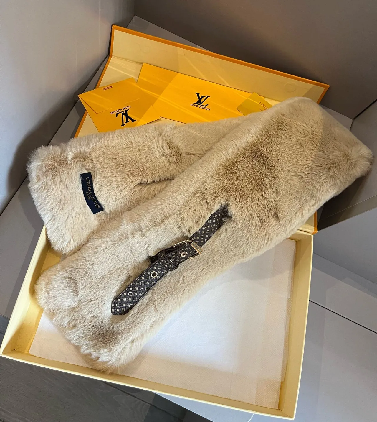 Louis Vuitton cachecol bege marrom pele artificial monograma alça 5