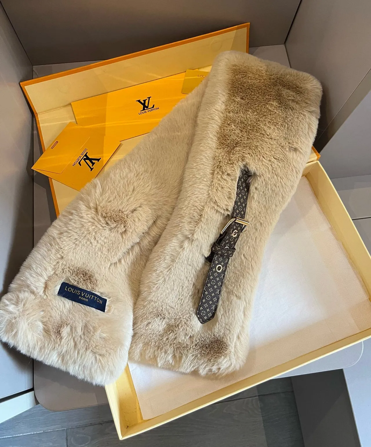 Louis Vuitton cachecol bege marrom pele artificial monograma alça 6
