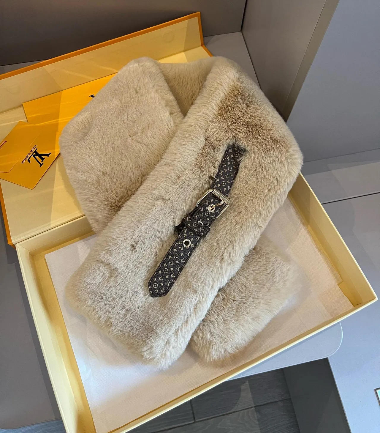 Louis Vuitton cachecol bege marrom pele artificial monograma alça 7