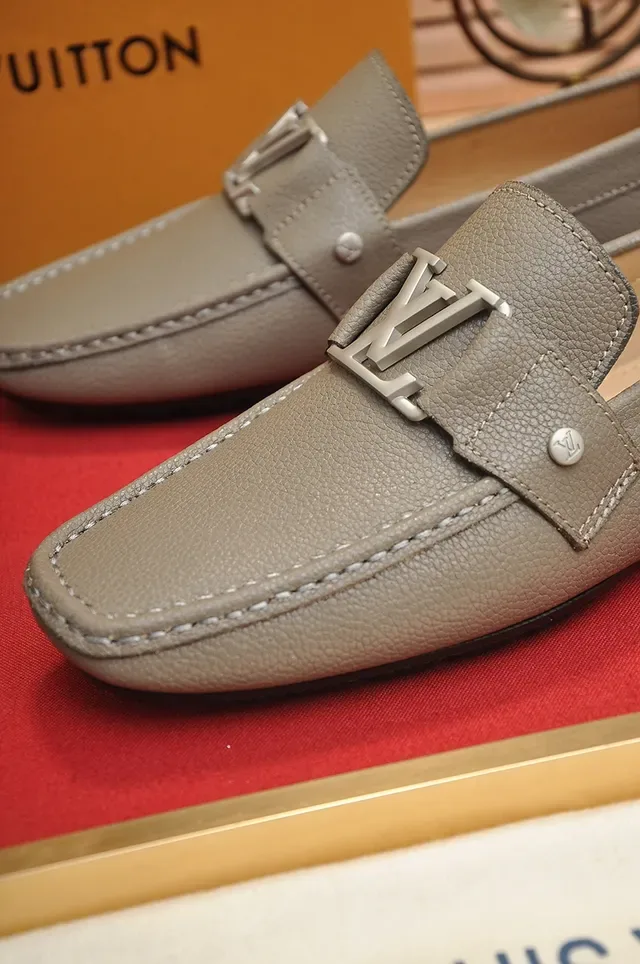 Louis Vuitton বেইজ লাল চামড়া লোফার LV বাকেল ডিটেল লোফার 2