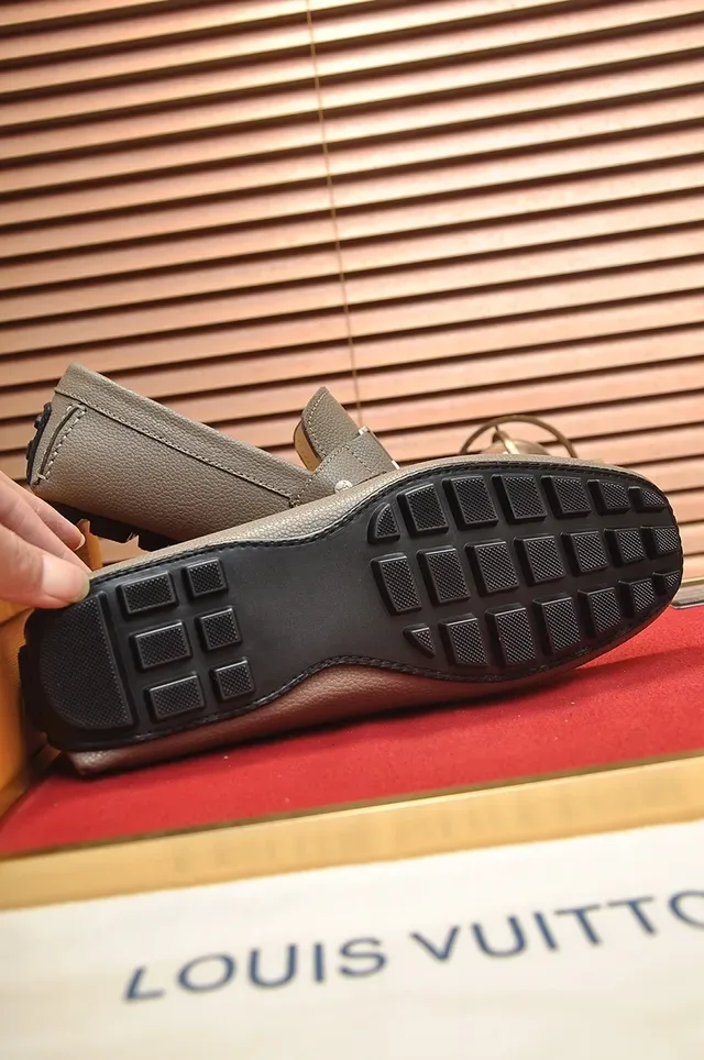 Louis Vuitton বেইজ লাল চামড়া লোফার LV বাকেল ডিটেল লোফার 3