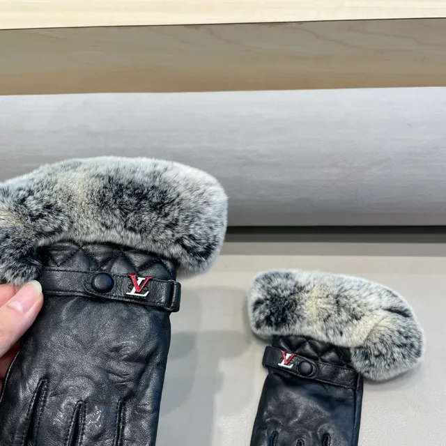 Louis Vuitton Black Gray Quilted Faux Fur Cuff Leather Gloves 3