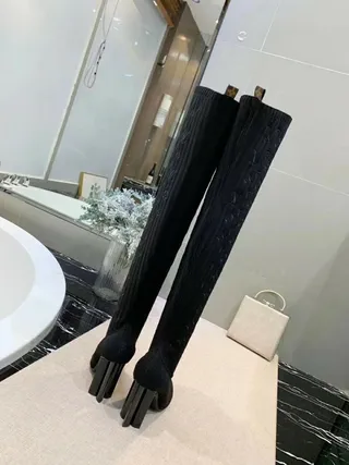 Louis Vuitton Bottes de genou en maille monogrammées noires 2