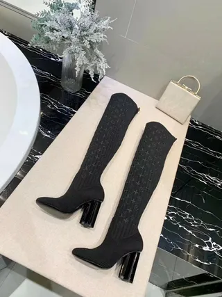Louis Vuitton Bottes de genou en maille monogrammées noires 4