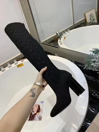 Louis Vuitton Bottes de genou en maille monogrammées noires 7