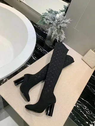 Louis Vuitton Bottes de genou en maille monogrammées noires 9