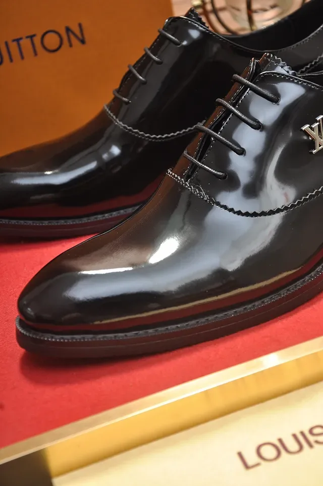 Louis Vuitton Sapatos Oxford de Couro Verniz Preto com Cap Toe 2