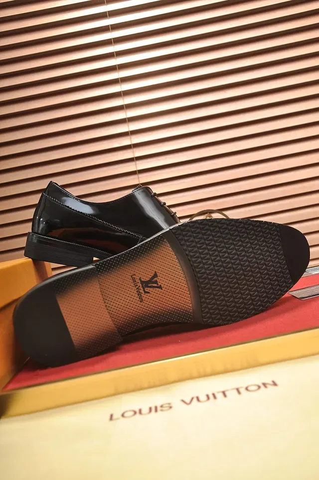 Louis Vuitton Sapatos Oxford de Couro Verniz Preto com Cap Toe 3