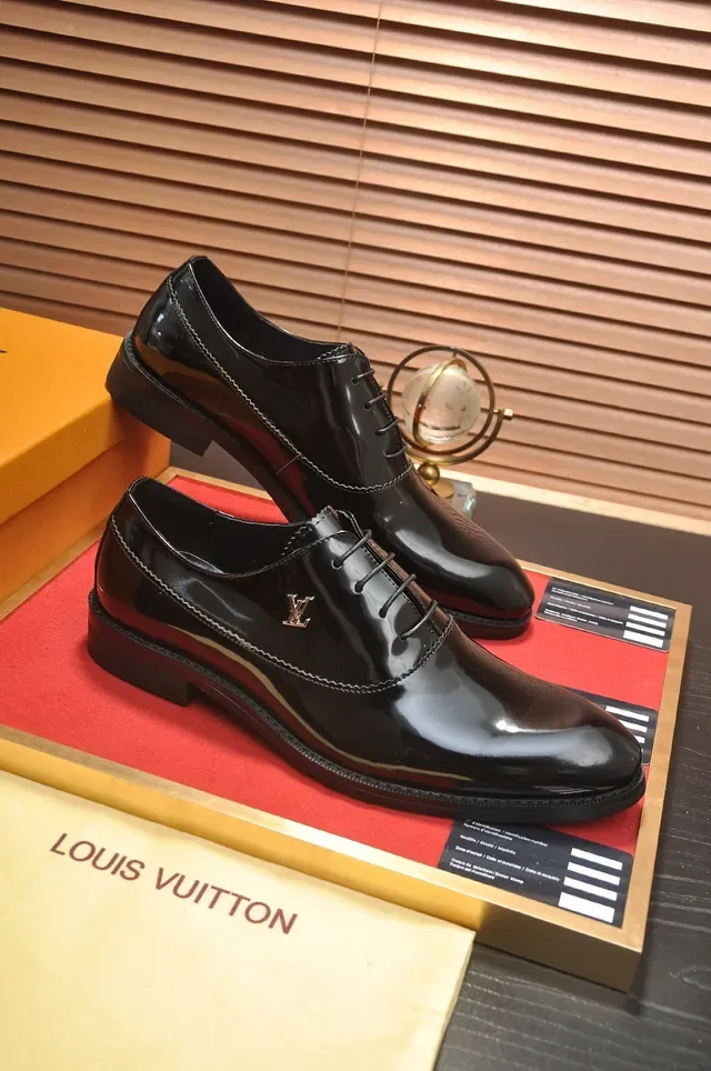 Louis Vuitton Sapatos Oxford de Couro Verniz Preto com Cap Toe 4