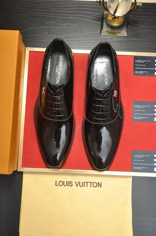 Louis Vuitton Sapatos Oxford de Couro Verniz Preto com Cap Toe 5