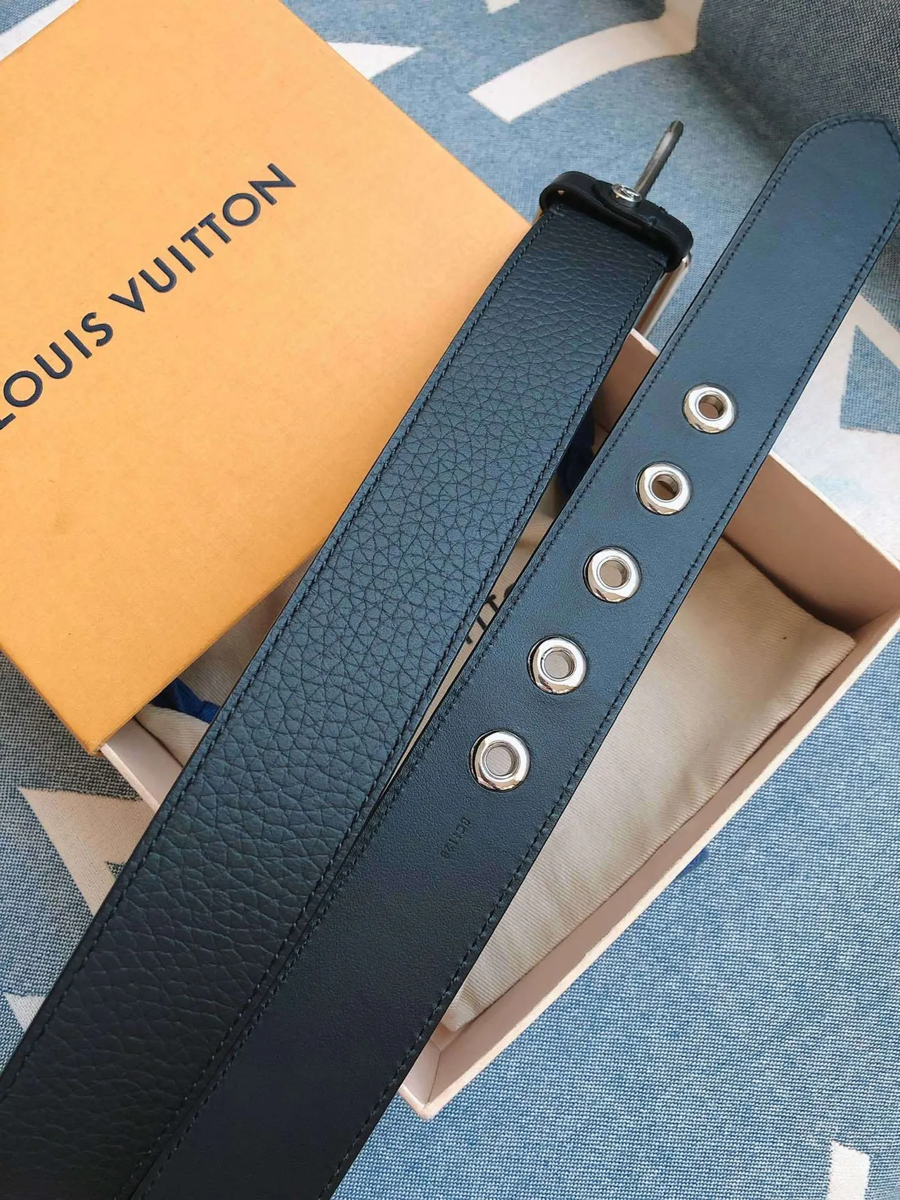 Louis Vuitton Black Silver Pebbled Polished Buckle Leather Belt 5