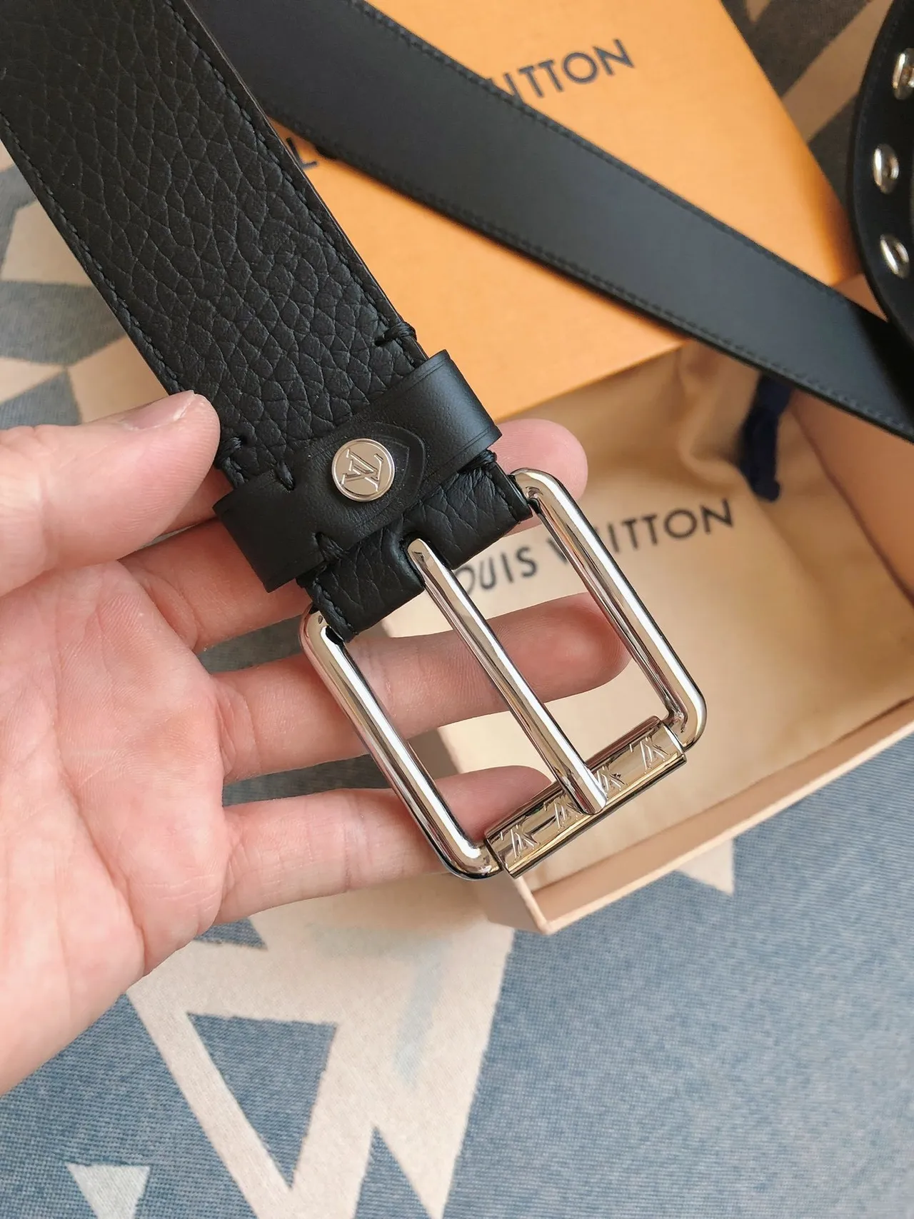 Louis Vuitton Black Silver Pebbled Polished Buckle Leather Belt 8