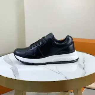 Louis Vuitton লাইফস্টাইল স্নিকার কালো সাদা পারফোরেটেড লেদার আপার কনট্রাস্ট মিডসোল