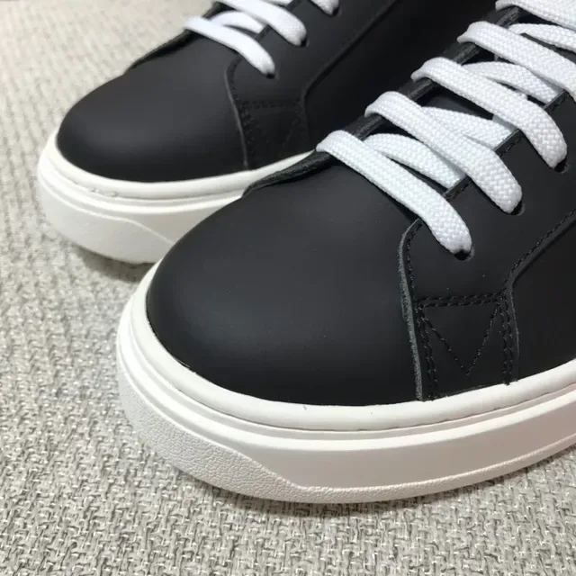 Louis Vuitton Black White Smooth Leather Upper Flat Laces Lifestyle Sneakers 3