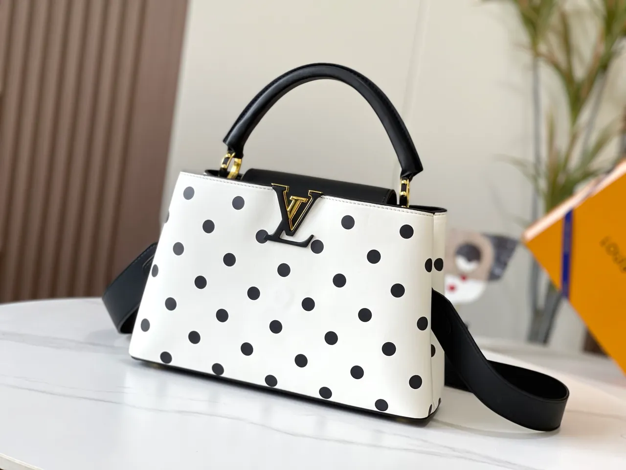 Louis Vuitton Capucines pois blancs et noirs sac cabas 6