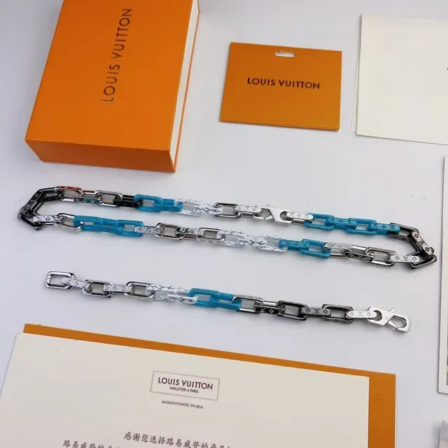 Louis Vuitton Chain Reaction Blue and White Resin Chain Necklace 4