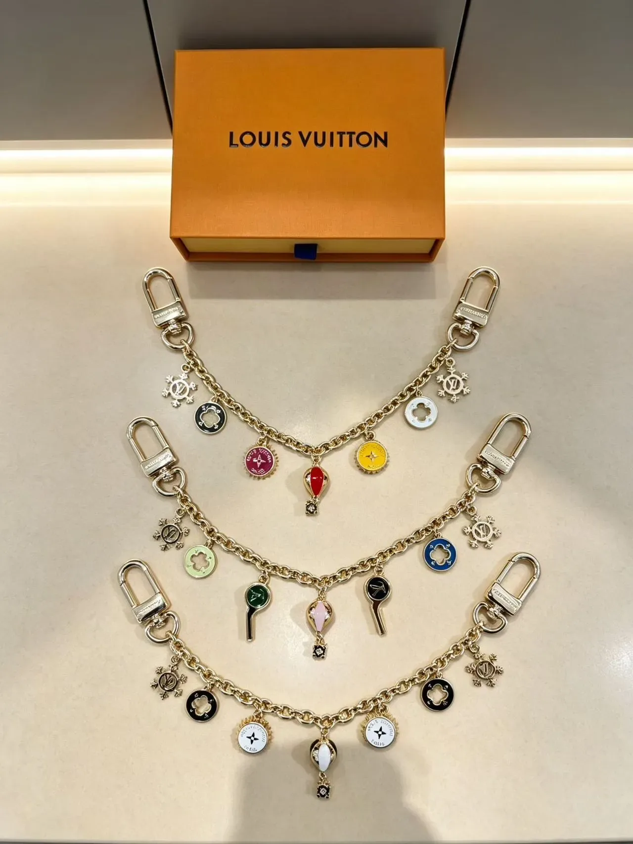 Louis Vuitton गोल्ड मल्टीकलर चेन इनेमल चार्म ब्रेसलेट 1