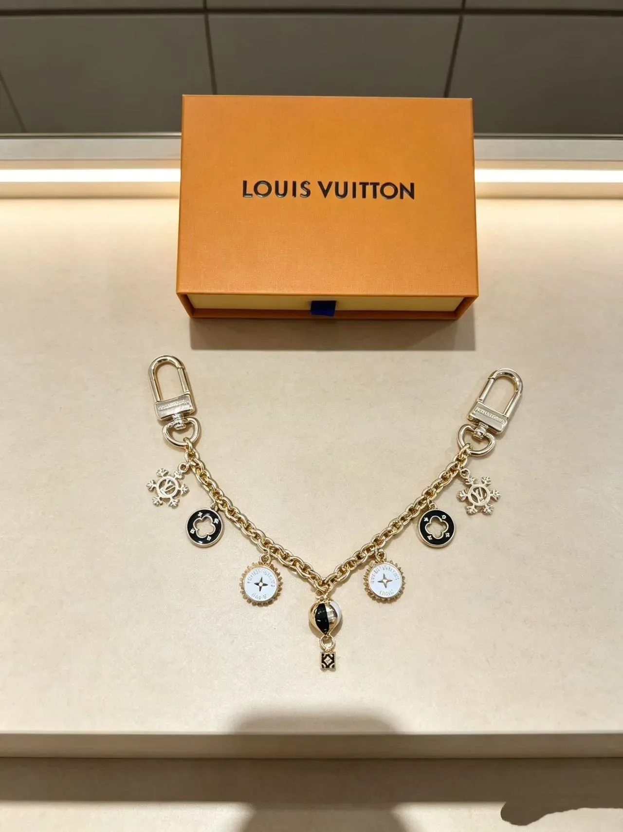 Louis Vuitton गोल्ड मल्टीकलर चेन इनेमल चार्म ब्रेसलेट 2