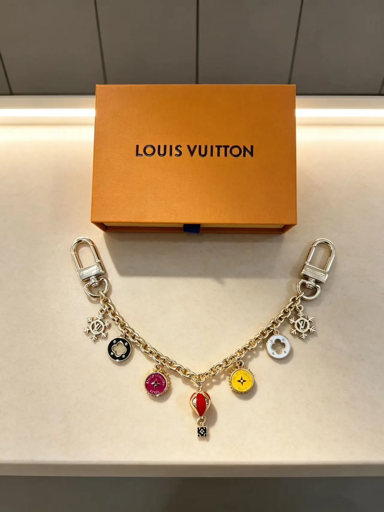 Louis Vuitton गोल्ड मल्टीकलर चेन इनेमल चार्म ब्रेसलेट 3