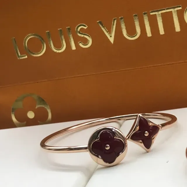 Louis Vuitton Bracelet en Or Multicolore Manchettes Roses Minces Motifs Floraux et Quatrefoil d'Inlay 2
