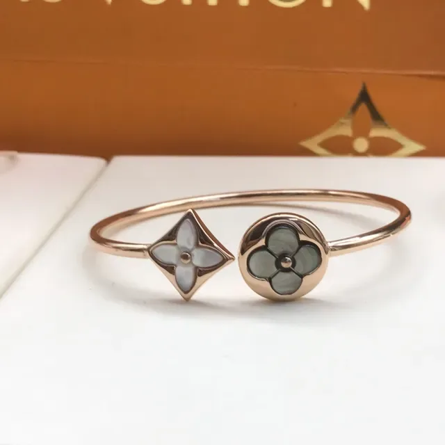 Louis Vuitton Bracelet en Or Multicolore Manchettes Roses Minces Motifs Floraux et Quatrefoil d'Inlay 4