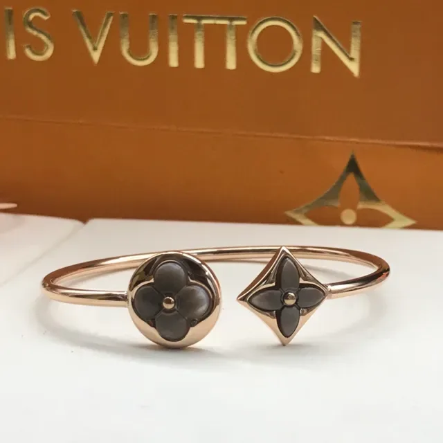Louis Vuitton Bracelet en Or Multicolore Manchettes Roses Minces Motifs Floraux et Quatrefoil d'Inlay 5