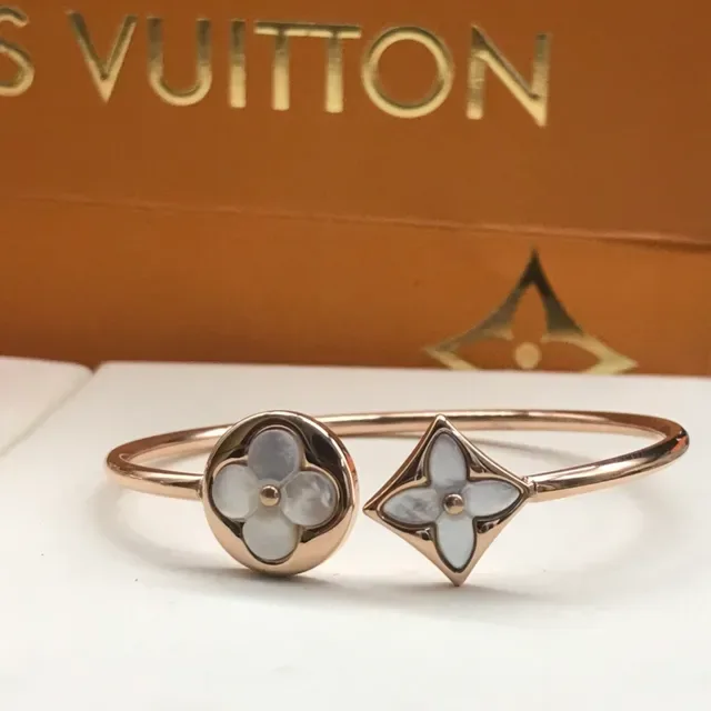 Louis Vuitton Bracelet en Or Multicolore Manchettes Roses Minces Motifs Floraux et Quatrefoil d'Inlay 6