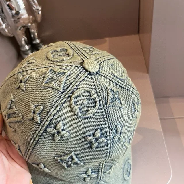 Louis Vuitton গ্রে বেইজ মোনোগ্রামড ডেনিম স্ট্রাকচার্ড সিক্স-প্যানেল বেসবল ক্যাপ 5