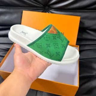 Louis Vuitton हरा मोनोग्राम स्लाइड स्लिपर