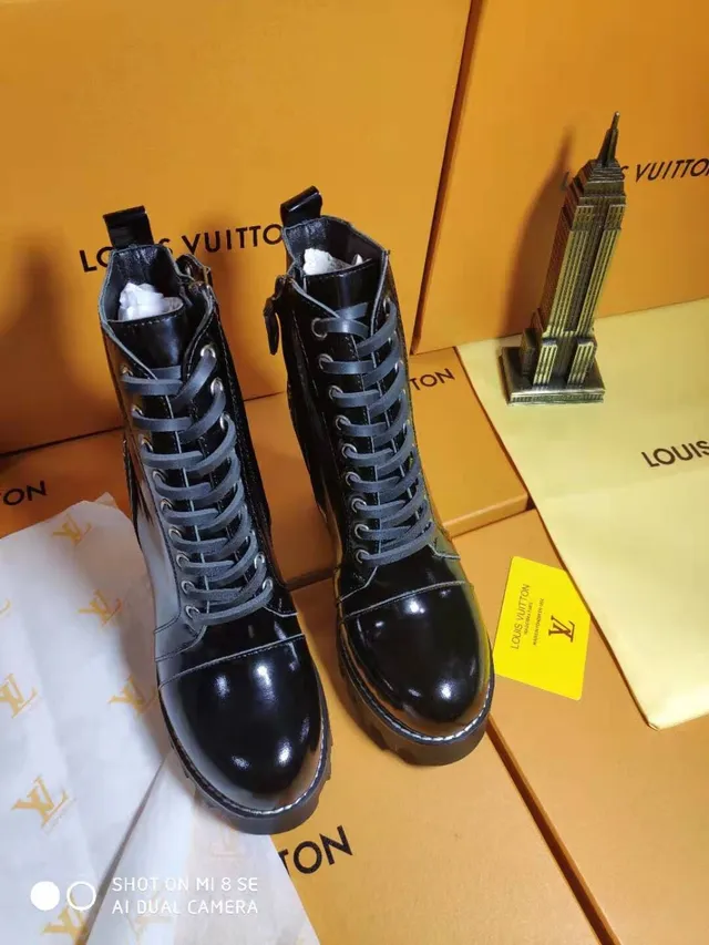 Louis Vuitton Le Cagole Botas de tornozelo de couro verniz preto 4