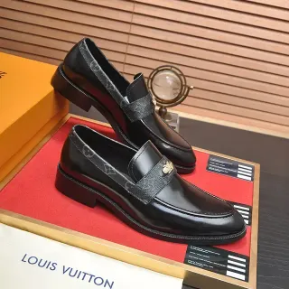 Louis Vuitton लूफर काला सुनहरा पॉलिश्ड चमड़ा मोनोग्राम स्ट्रैप लूफर
