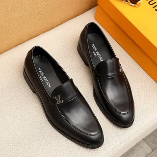 Louis Vuitton Mocasin Cuero Negro LV Logotipo Medallón Mocasines