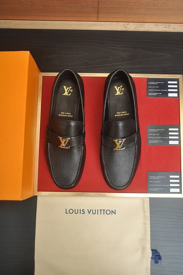 لويس فيتون لوفر أسود جلد بيبلد بكل معدني LV لوفر 5