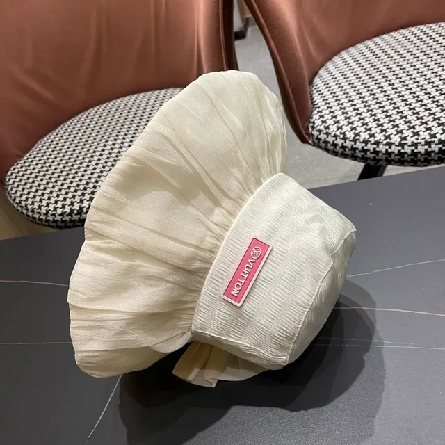 Louis Vuitton plaque logo chapeau de seau plissé à volants 2