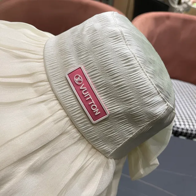 Louis Vuitton plaque logo chapeau de seau plissé à volants 3