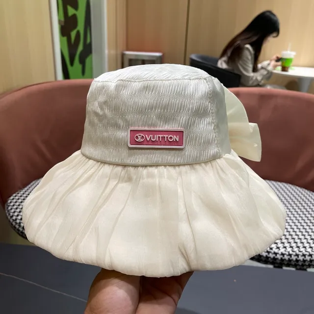Louis Vuitton plaque logo chapeau de seau plissé à volants 4