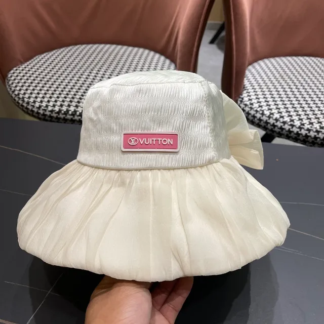 Louis Vuitton plaque logo chapeau de seau plissé à volants 6