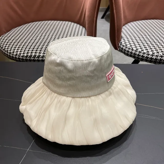 Louis Vuitton plaque logo chapeau de seau plissé à volants 8